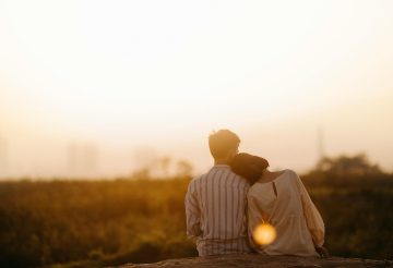 台灣 Sugar Daddy 與 Sugar Baby 在夕陽下依偎，享受浪漫約會