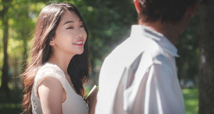 甜心寶貝在陽光下微笑看著糖爹，展現台灣包養交友中乾爹與sugar baby的初次互動氛圍。