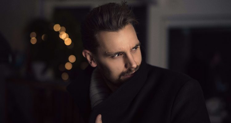 穿著深色外套的男子在夜晚凝視遠方，展現糖爹在台灣包養文化中成熟自信的魅力形象。