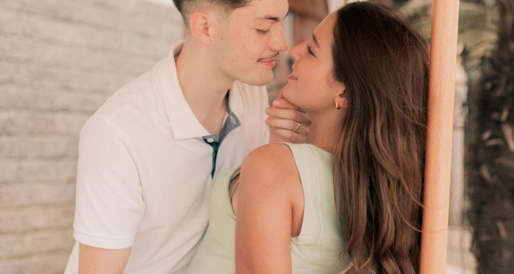 甜心與糖爹在陽光下親密對望，展現台灣包養交友中乾爹與sugar baby的浪漫互動。