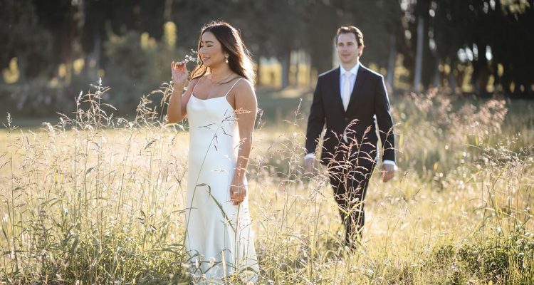 甜心與糖爹在陽光下漫步草地，展現台灣包養交友關係中浪漫與真誠的一面。