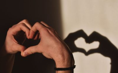 男人對你有好感的表現 2026|Dcard 整理 15 個訊號,從行為、聊天到肢體語言一次看懂