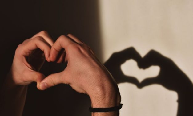 男人對你有好感的表現 2026｜Dcard 整理 15 個訊號，從行為、聊天到肢體語言一次看懂